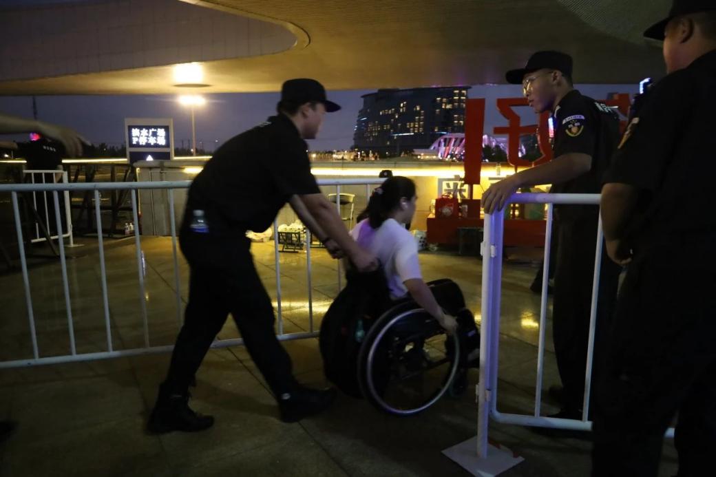 C:/Users/Administrator/Desktop/臺(tái)風(fēng)“貝碧嘉”來(lái)襲，南京保安積極應(yīng)對(duì)，“守”護(hù)萬(wàn)家團(tuán)圓！/13.jpg13