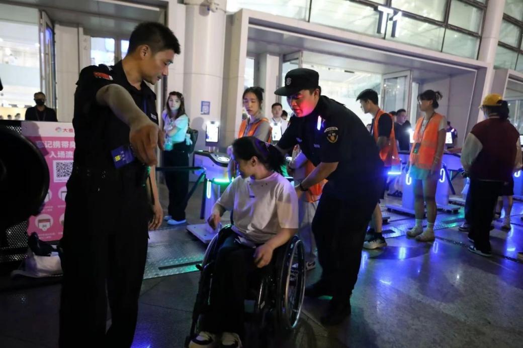 C:/Users/Administrator/Desktop/“安保鐵軍、硬核保障”2024系列報道四十二——南京市保安服務(wù)有限公司成功護(hù)航張碧晨「今兒個開心」十周年巡回演唱會南京站安保任務(wù)/5.jpg5