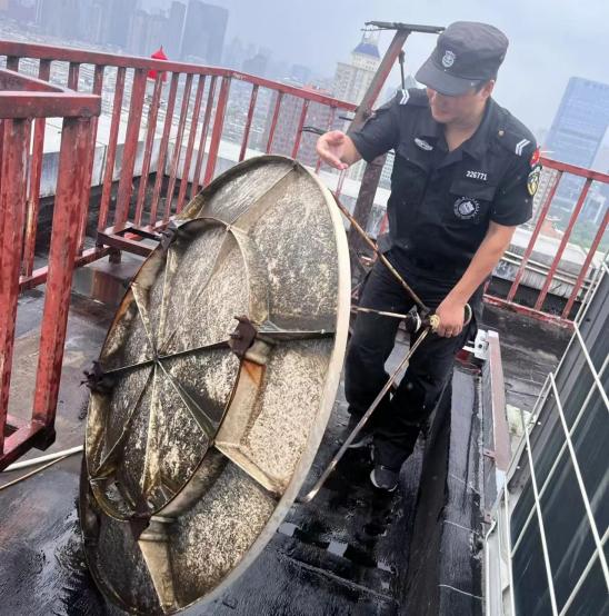 C:/Users/BA/Desktop/風(fēng)雨過后南京保安迅速行動，恢復(fù)安“寧”面貌/11.jpg11