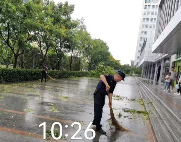 C:/Users/BA/Desktop/風(fēng)雨過后南京保安迅速行動，恢復(fù)安“寧”面貌/5.jpg5