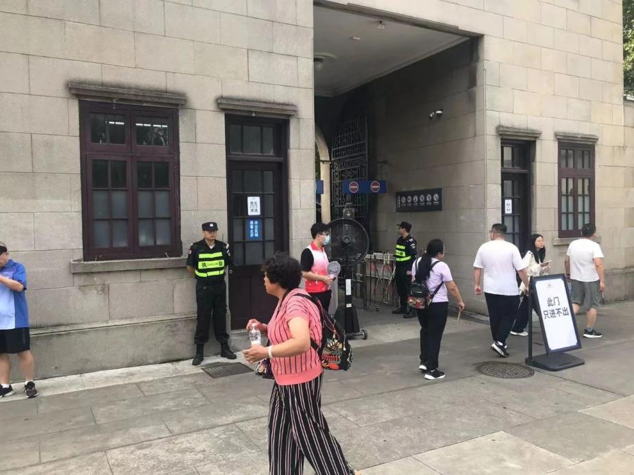 C:/Users/Administrator/Desktop/臺(tái)風(fēng)“貝碧嘉”來(lái)襲，南京保安積極應(yīng)對(duì)，“守”護(hù)萬(wàn)家團(tuán)圓！/8.jpg8