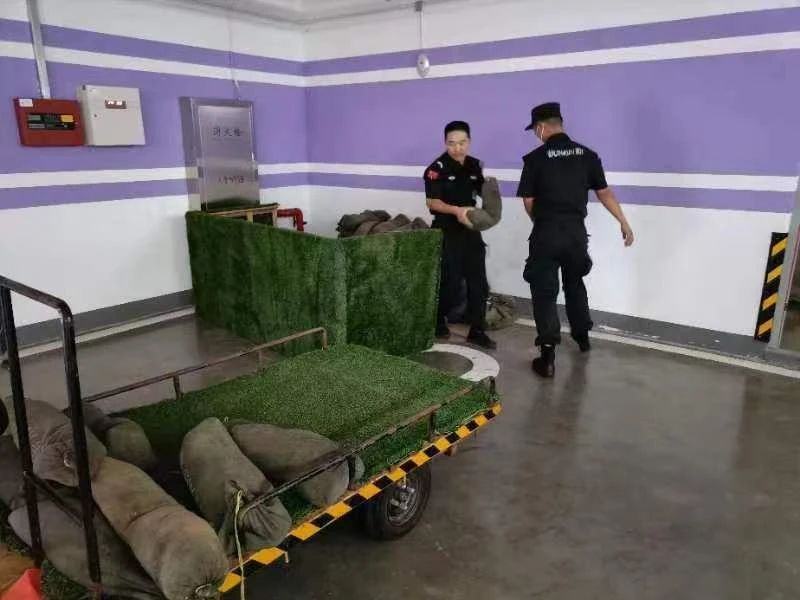 C:/Users/Administrator/Desktop/臺(tái)風(fēng)“貝碧嘉”來(lái)襲，南京保安積極應(yīng)對(duì)，“守”護(hù)萬(wàn)家團(tuán)圓！/5.jpg5