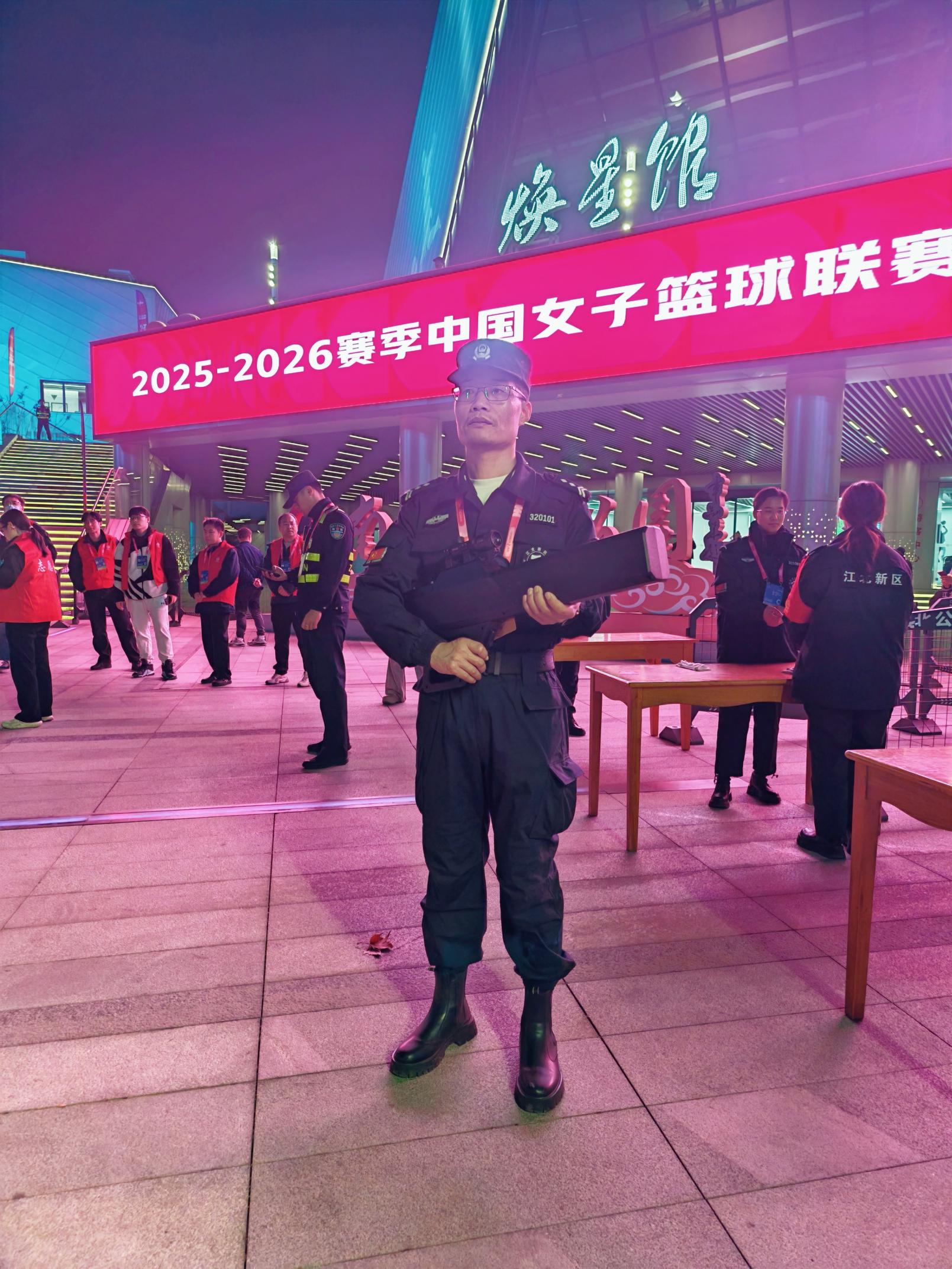 E:/25.12.10后 上傳網(wǎng)站留存/“保安衛(wèi)士”護(hù)航，熱血燃賽場！——南京市保安服務(wù)有限公司大廠分公司保障WCBA女籃聯(lián)賽激情開燃/照片/微信圖片_20251211080736_275_1.jpg微信圖片_20251211080736_275_1